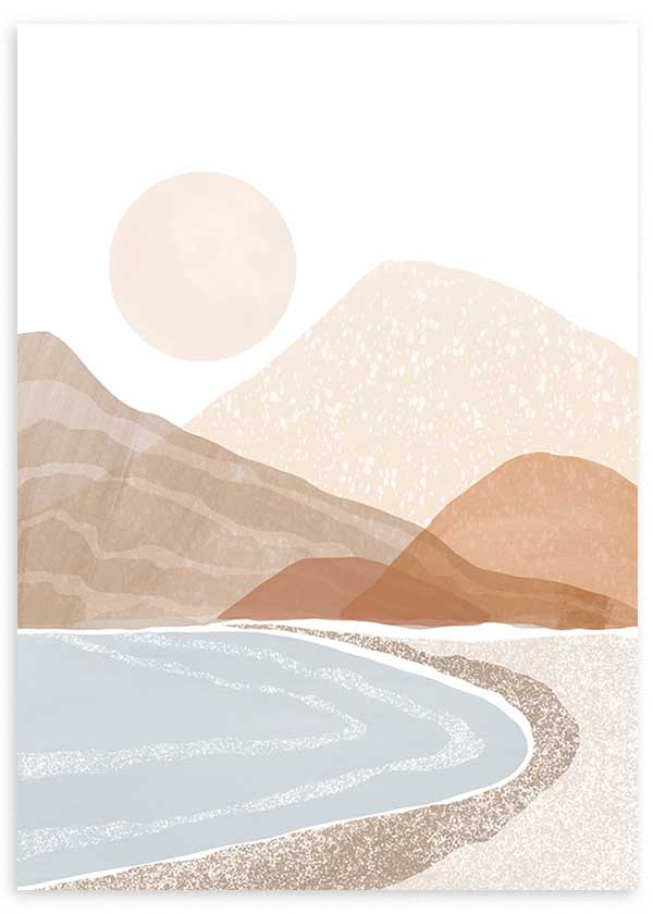 Wandbild mit Küstenlandschaft, Bergen in Beige und Terrakotta, sanfter Sonne, hellem Strand, graublauem Wasser und klarem Naturstil. Erhältlich auf kudeko.com