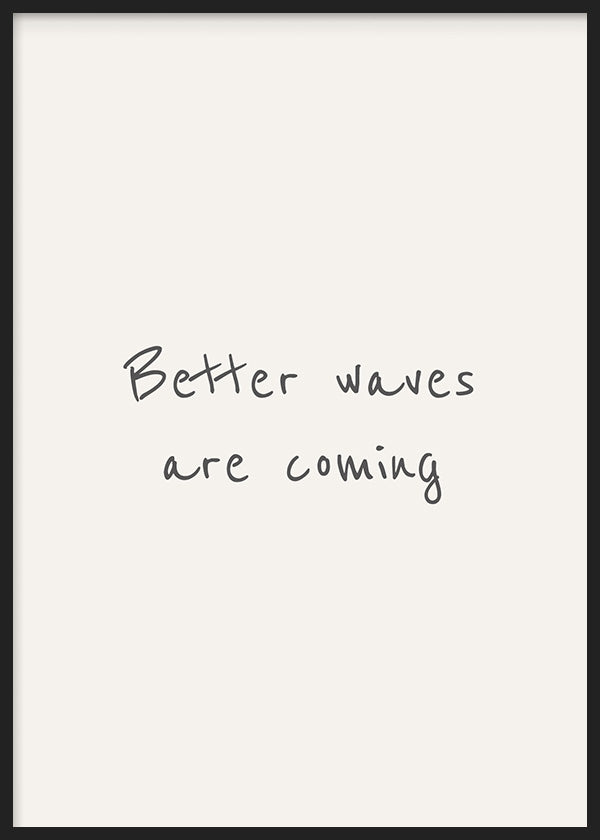 Cuadro con frase Better waves are coming en letras manuscritas negras sobre fondo blanco roto, composición limpia y estilo con frases. Disponible en kudeko.com