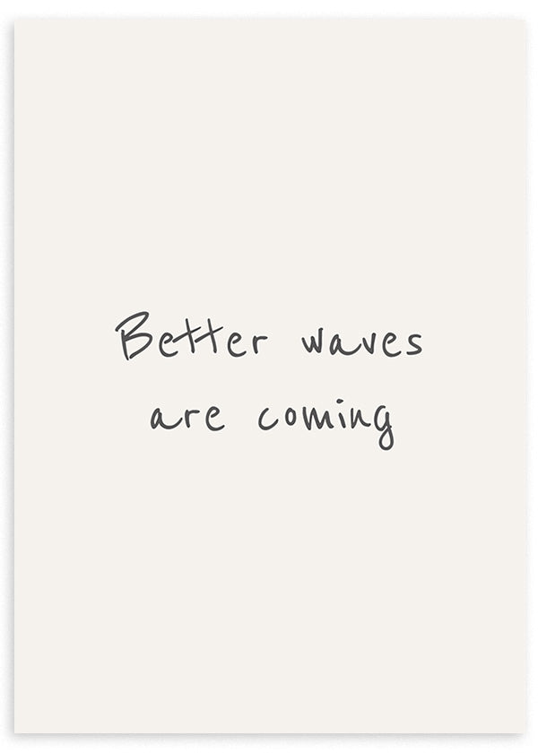 Cuadro con frase Better waves are coming en letras manuscritas negras sobre fondo blanco roto, composición limpia y estilo con frases. Disponible en kudeko.com
