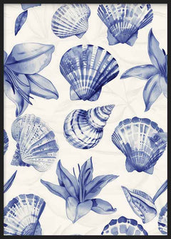 Cuadro de conchas marinas y hojas tropicales en tonos azul cobalto y azul suave sobre fondo blanco, de estilo ilustración. Disponible en kudeko.com