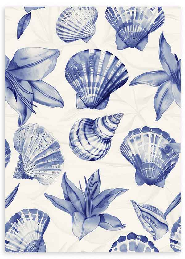 Cuadro de conchas marinas y hojas tropicales en tonos azul cobalto y azul suave sobre fondo blanco, de estilo ilustración. Disponible en kudeko.com
