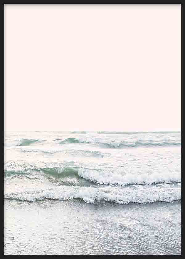 Cuadro de mar sereno con olas suaves, espuma blanca, orilla clara y cielo rosa empolvado en tonos arena y verde agua, de estilo fotográfico. Disponible en kudeko.com