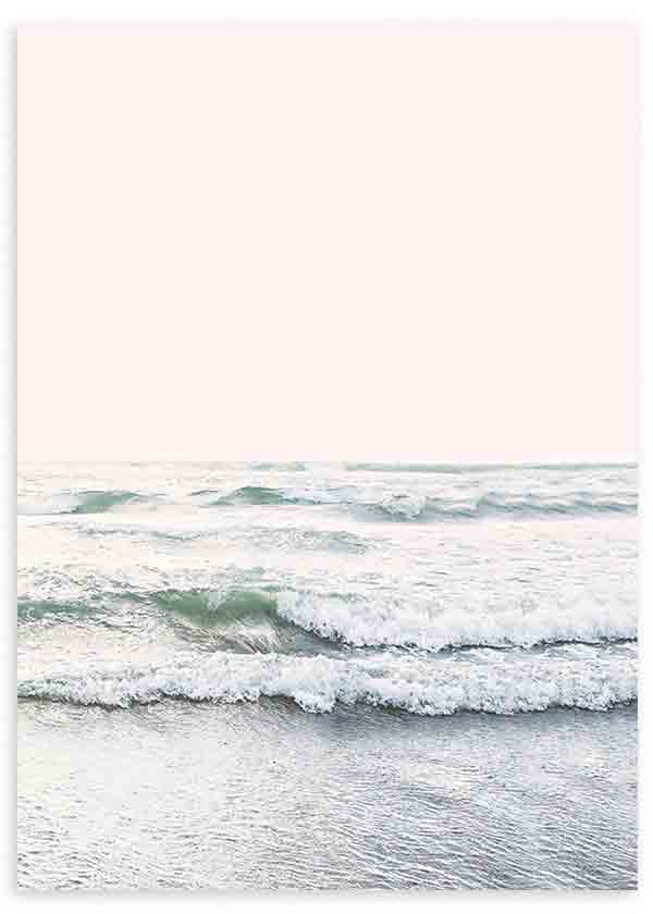 Tableau représentant une mer calme avec vagues douces, écume blanche, rivage clair, ciel rose poudré, tons sable, blanc et vert d’eau, dans un style photographique. Disponible sur kudeko.com