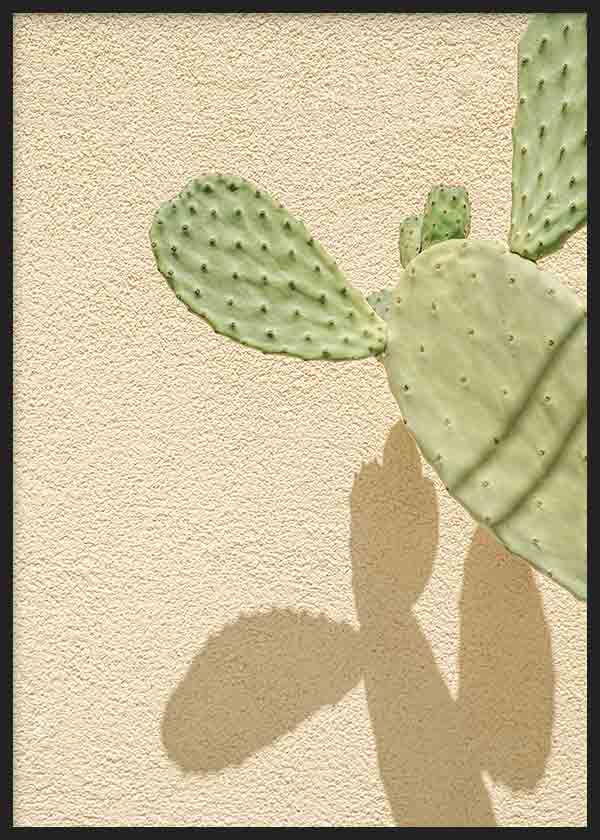 Quadro emoldurado com cato opuntia verde claro, sombras suaves, fundo bege texturizado e composição limpa de estilo minimalista. Disponível em kudeko.com