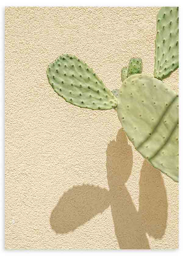 Quadro emoldurado com cato opuntia verde claro, sombras suaves, fundo bege texturizado e composição limpa de estilo minimalista. Disponível em kudeko.com