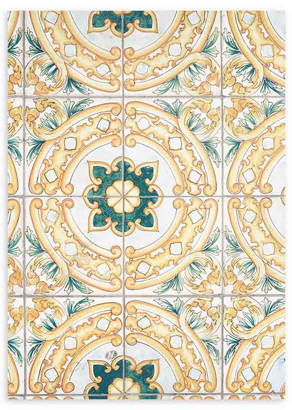 Quadro com padrão de azulejos ornamentais simétricos, detalhes vegetais, formas circulares em creme, mostarda e verde azulado, de estilo vintage decorativo. Disponível em kudeko.com