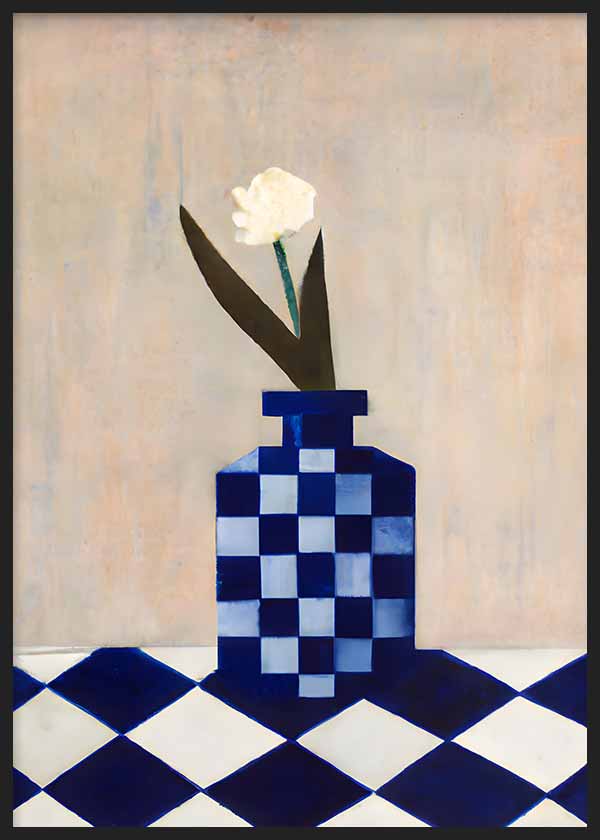 Cuadro con jarrón de cuadros azules y blancos, flor blanca, hojas oscuras y fondo beige suave, en estilo ilustración. Disponible en kudeko.com