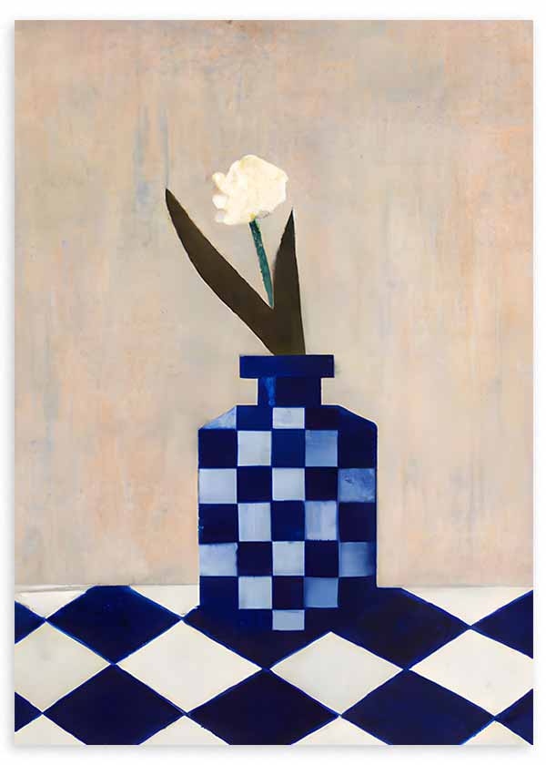 Tableau avec vase à carreaux bleus et blancs, fleur blanche, feuilles sombres, fond beige doux et style illustration contemporain. Disponible sur kudeko.com