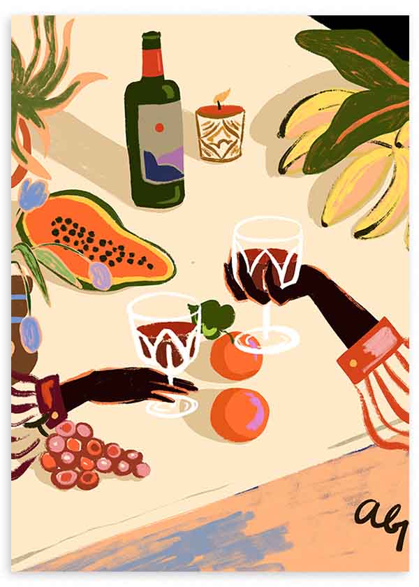Cuadro de escena de brindis con copas de vino, botella, papaya, plátanos, uvas y hojas tropicales en tonos crema, verde, naranja y burdeos, de estilo ilustración. Disponible en kudeko.com