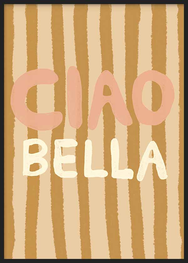 Cuadro con la frase CIAO BELLA sobre fondo de rayas beige y camel, con letras en rosa empolvado y blanco roto, de estilo con frases. Disponible en kudeko.com