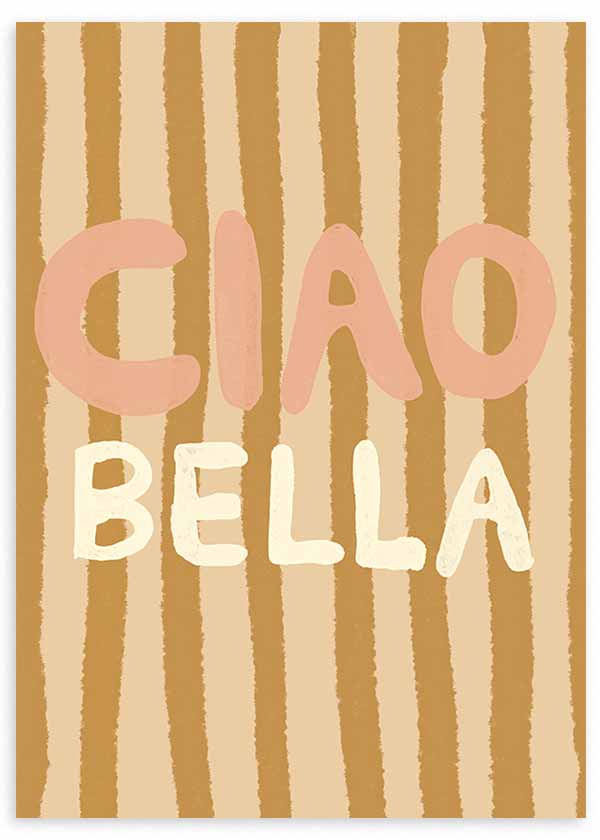 Quadro emoldurado com a frase CIAO BELLA sobre fundo de riscas bege e camel, letras em rosa-pó e branco quebrado, num estilo tipográfico suave de inspiração mediterrânica. Disponível em kudeko.com