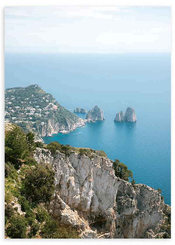 Cuadro de costa de Capri con acantilados blancos, mar azul intenso, vegetación mediterránea y farallones rocosos, de estilo fotográfico. Disponible en kudeko.com