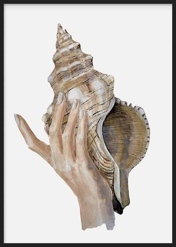 Cuadro con mano sosteniendo una gran caracola marina en tonos beige, arena, marrón y marfil, sobre fondo blanco y estilo ilustración. Disponible en kudeko.com