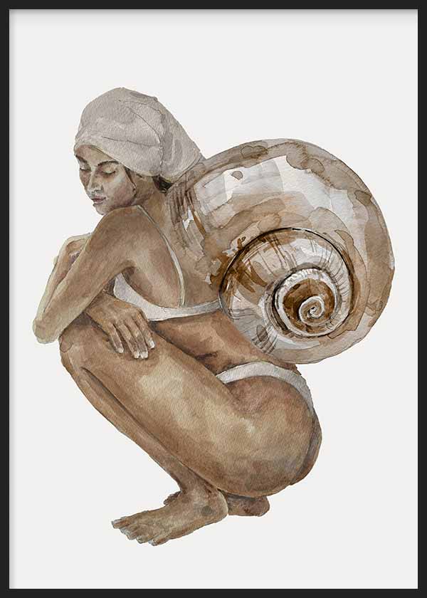 Cuadro de figura femenina agachada con toalla blanca y gran concha marina en tonos beige, arena y marrón, de estilo ilustración. Disponible en kudeko.com