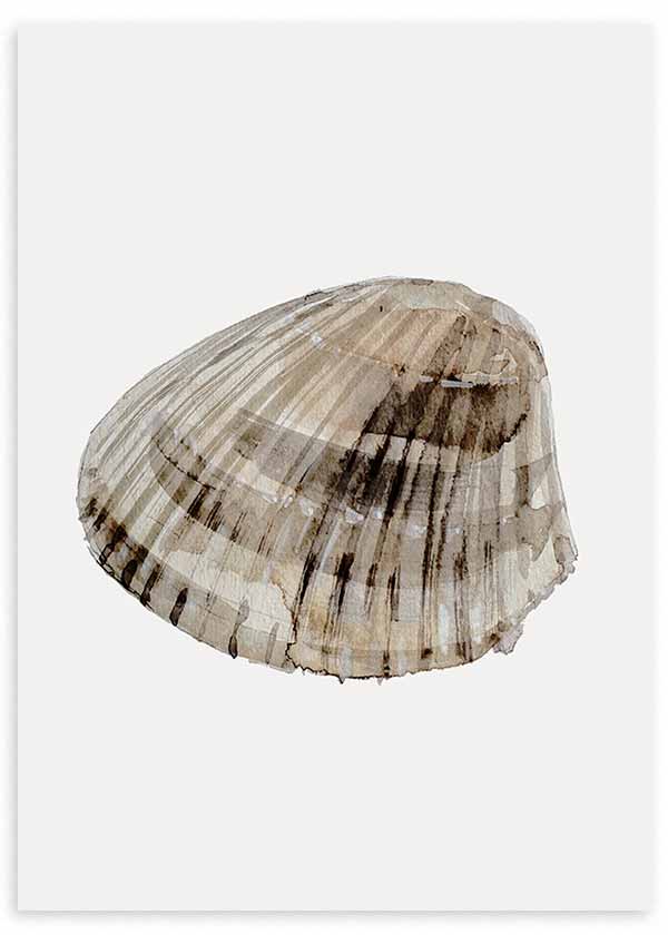 Tableau avec coquillage marin au premier plan, fond blanc, tons beige, sable, gris doux et brun foncé, style minimaliste et naturel. Disponible sur kudeko.com