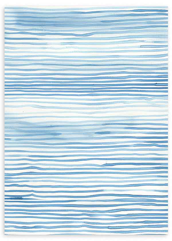 Tableau encadré avec lignes horizontales irrégulières en bleu clair, bleu moyen et blanc, composition abstraite apaisante inspirée par l’eau et le style côtier. Disponible sur kudeko.com
