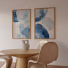 Cuadro de formas orgánicas superpuestas en azul marino, celeste y blanco, con transparencias suaves y composición de estilo abstracto. Disponible en kudeko.com