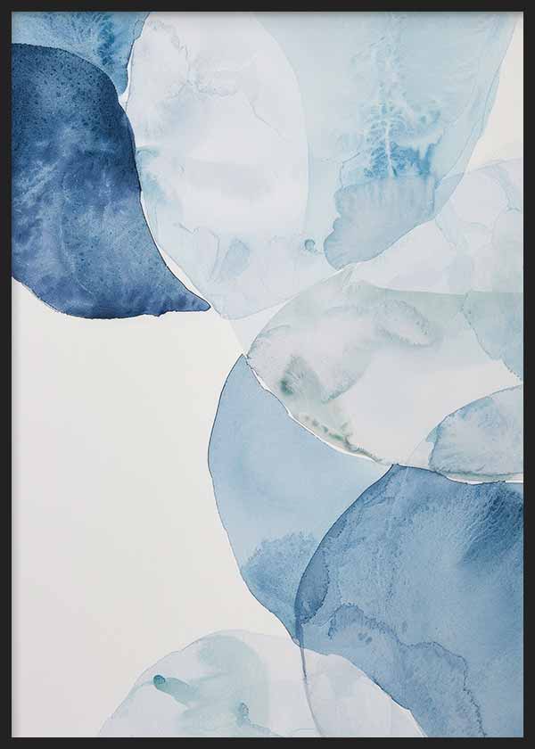 Cuadro de formas orgánicas superpuestas en azul marino, celeste y blanco, con transparencias suaves y composición de estilo abstracto. Disponible en kudeko.com