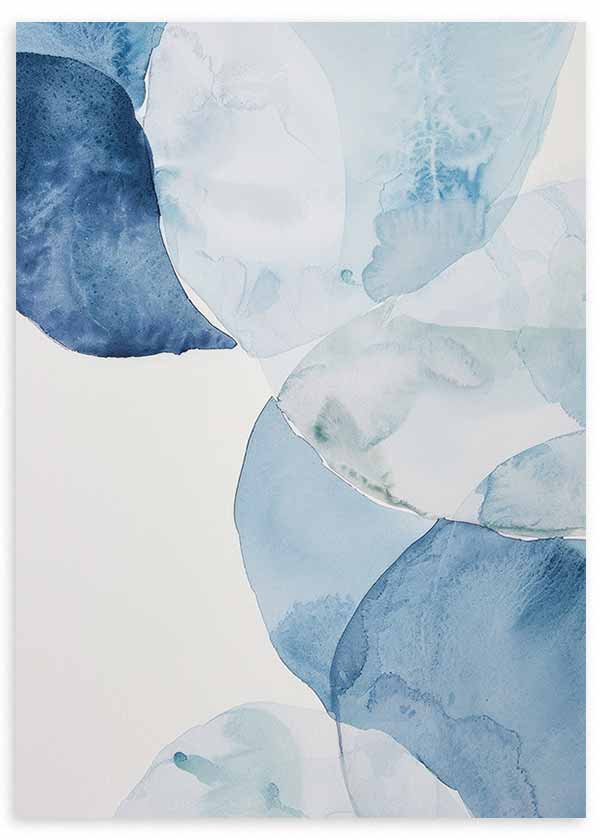 Tableau avec formes organiques superposées en bleu marine, bleu ciel et blanc, fond clair, transparences douces et style abstrait épuré. Disponible sur kudeko.com