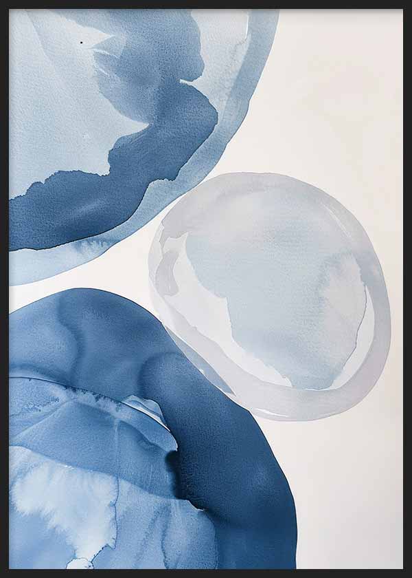 Tableau encadré avec formes organiques abstraites en bleu marine, bleu ciel et gris clair sur fond blanc, dans un style abstrait contemporain et épuré. Disponible sur kudeko.com