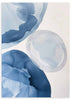 Cuadro con formas orgánicas abstractas en azul marino, azul suave y gris claro sobre fondo blanco, de estilo abstracto. Disponible en kudeko.com