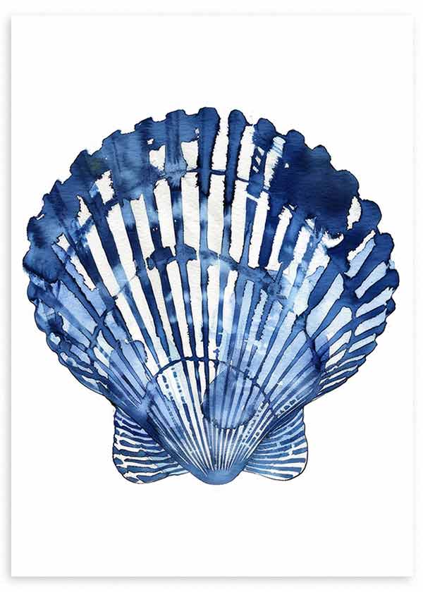 Quadro emoldurado com concha marinha em azul marcado e azul claro sobre fundo branco, formas radiais, estilo de ilustração e inspiração costeira natural. Disponível em kudeko.com