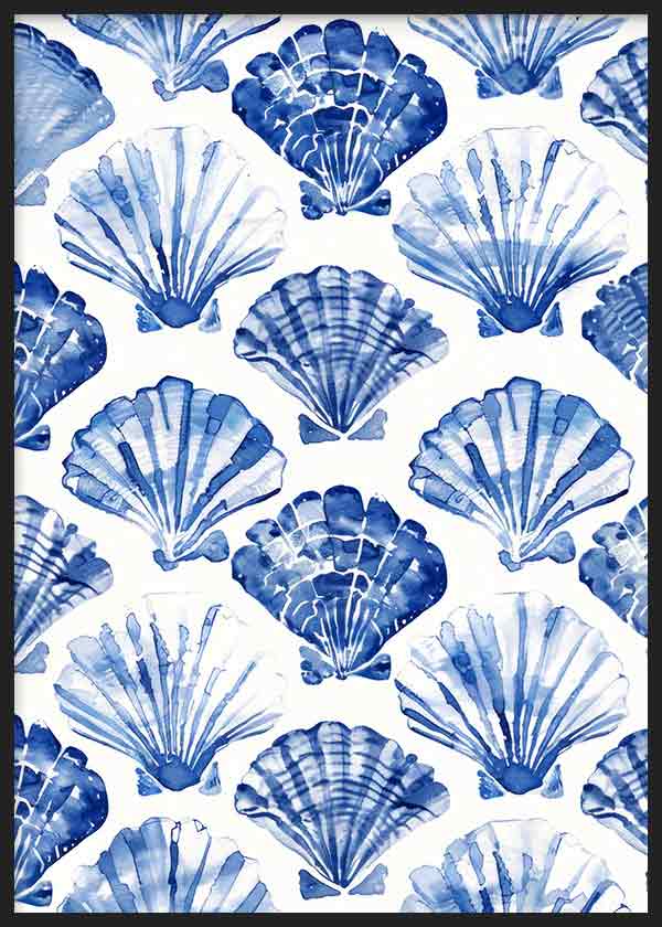 Cuadro de conchas marinas en patrón repetido, con tonos azul cobalto, azul claro y blanco, de estilo ilustración costera y fresca. Disponible en kudeko.com