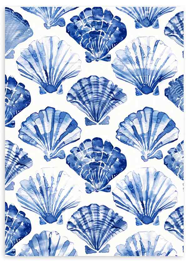 Cuadro de conchas marinas en patrón repetido, con tonos azul cobalto, azul claro y blanco, de estilo ilustración costera y fresca. Disponible en kudeko.com
