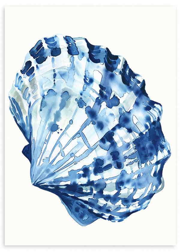 Tableau encadré représentant une conque marine en bleu marine, bleu ciel et blanc, avec formes organiques sur fond clair, dans un style illustration inspiré du bord de mer. Disponible sur kudeko.com