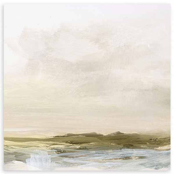 Cuadro cuadrado de paisaje costero sereno con mar suave, horizonte de tierra, cielo luminoso, tonos beige, oliva y azul grisáceo, de estilo naturaleza y paisajes. Disponible en kudeko.com