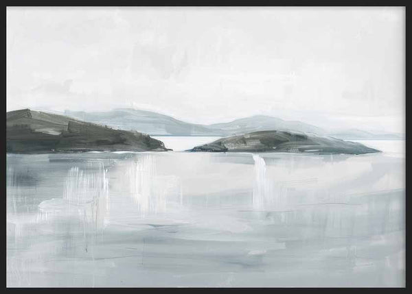 Cuadro horizontal de paisaje costero con islas suaves, colinas lejanas, agua tranquila en tonos gris, blanco y azul tenue, de estilo naturaleza y paisajes. Disponible en kudeko.com