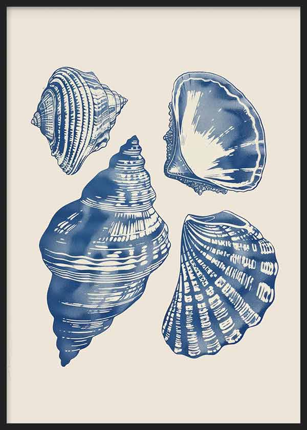 Cuadro de cuatro conchas marinas en azul sobre fondo beige, con composición botánica costera y estilo vintage equilibrado y decorativo. Disponible en kudeko.com