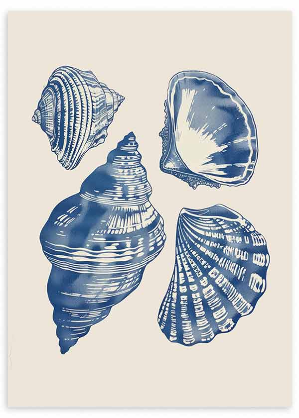 Tableau encadré représentant quatre coquillages marins bleus sur fond beige clair, avec composition côtière, détails linéaires et style vintage décoratif. Disponible sur kudeko.com