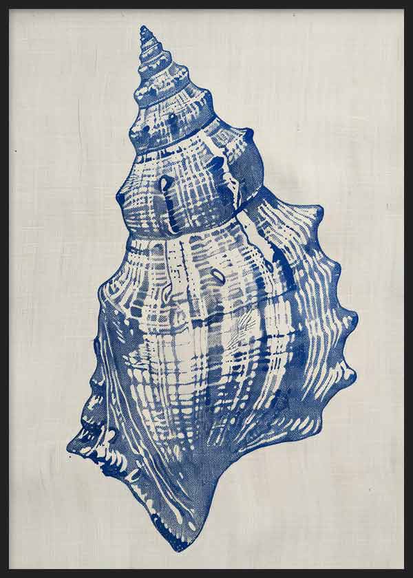 Quadro emoldurado com grande concha marinha azul, fundo bege claro, relevos visíveis e estilo costeiro vintage para decoração de parede. Disponível em kudeko.com