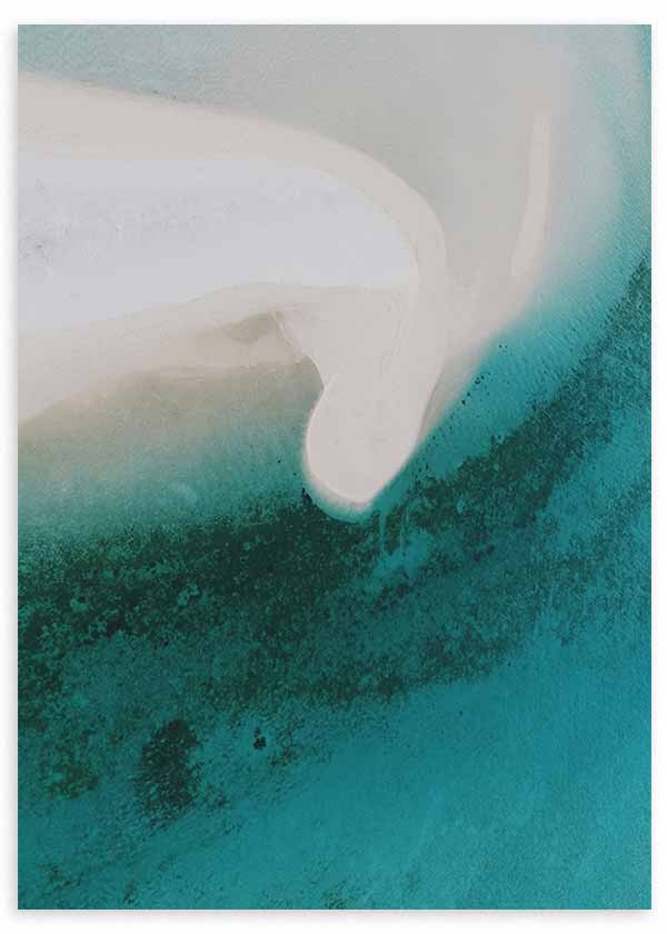 Quadro abstrato emoldurado com formas orgânicas em branco pérola, cinzento suave e turquesa, inspirado na costa, na areia e no mar, com estilo contemporâneo depurado. Disponível em kudeko.com
