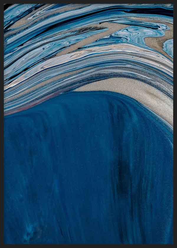 Cuadro con composición abstracta de ondas fluidas en azul profundo, celeste, gris perla y beige arena, con efecto visual inspirado en el mar y estilo abstracto. Disponible en kudeko.com