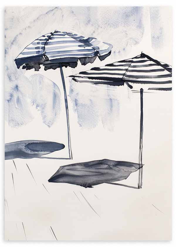 Gerahmtes Wandbild mit zwei gestreiften Strandsonnenschirmen in Marineblau und Weiß, hellem Hintergrund und leichter Komposition im Illustrationsstil mit ruhiger Küstenwirkung. Erhältlich auf kudeko.com