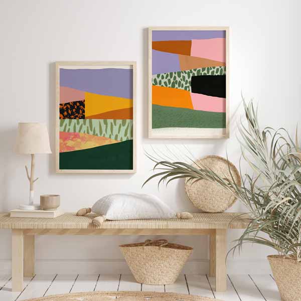 Ensemble de deux tableaux avec formes abstraites superposées, bandes organiques et textures décoratives en lilas, rose, orange, vert sauge, beige et noir, dans un style abstrait contemporain. Disponible sur kudeko.com