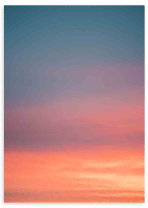 Wandbild mit Himmel bei Sonnenuntergang, sanftem Verlauf in Blau, Malve, Rosa und Orange, klarer Komposition im minimalistischen Stil und ruhiger Ausstrahlung. Erhältlich auf kudeko.com