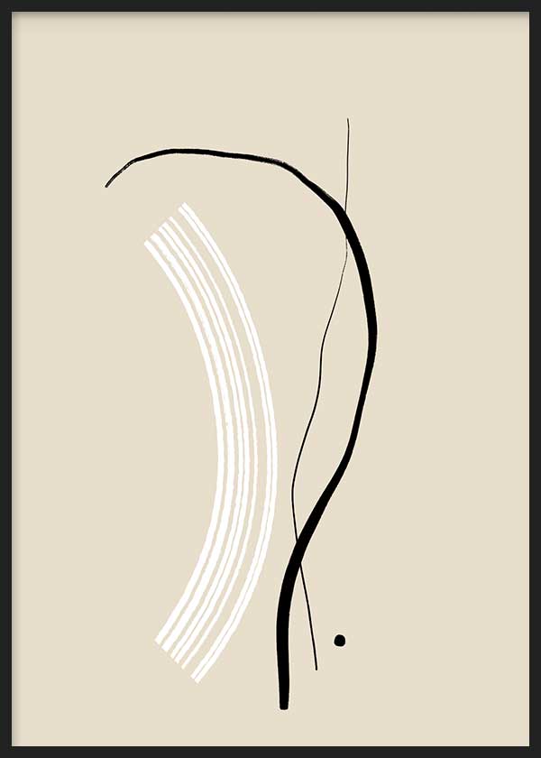 Gerahmtes abstraktes Wandbild mit schwarzen geschwungenen Linien, weißem Bogen aus Strichen, sanft beigem Hintergrund und klar modernem Stil für die Wandgestaltung. Erhältlich auf kudeko.com