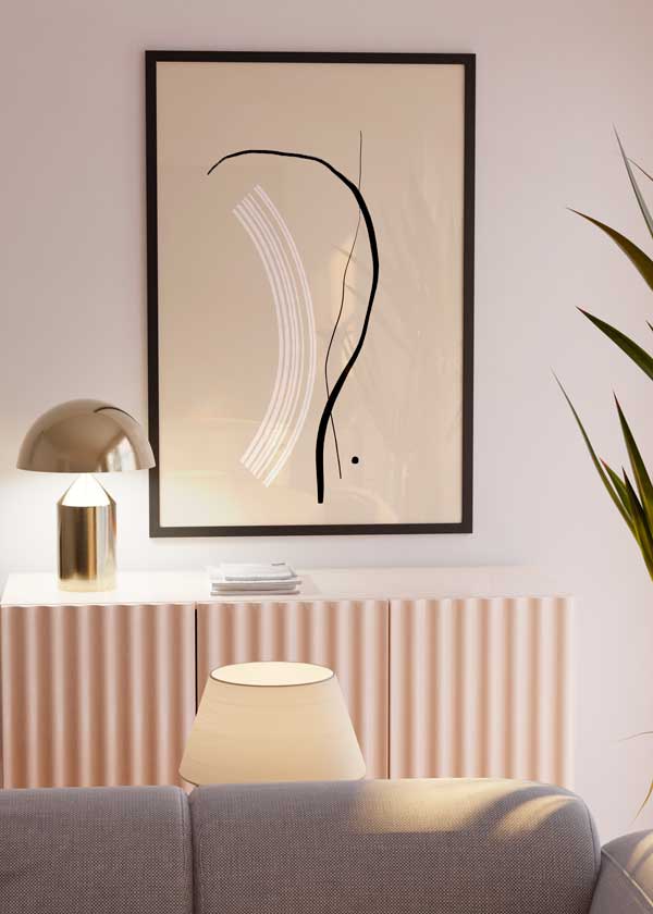 Cuadro minimalista y abstracto con ilustraciones de trazos blancos y negros sobre un fondo beige crema. Ideal para ambientes modernos, salones y salas de estar