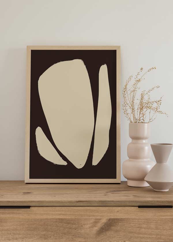 decoración con cuadros, ideas - Cuadro de abstracto y minimalista. Una obra con carácter gracias a su contraste con el fondo negro rojizo y formas en color crema