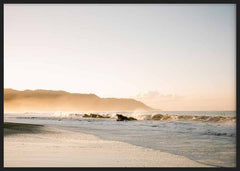 Cuadro horizontal de playa en Costa Rica con olas suaves, arena clara, bruma dorada, montañas al fondo y estilo fotográfico en tonos beige y azul grisáceo. Disponible en kudeko.com