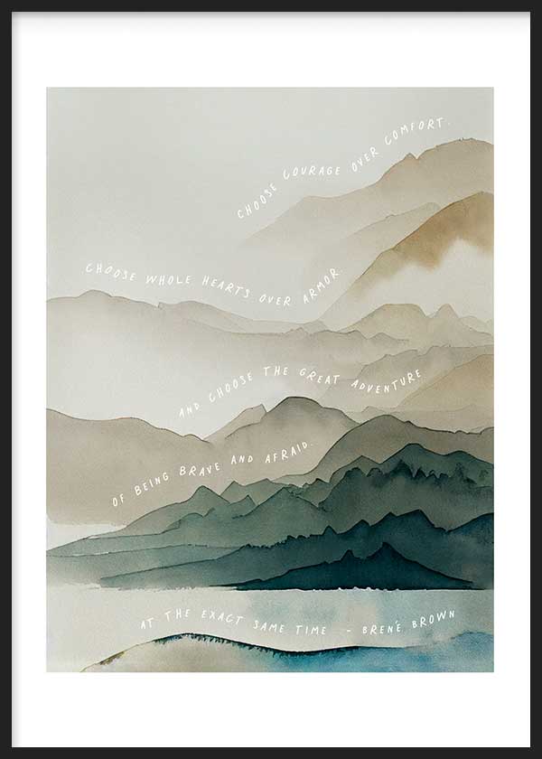 Tableau encadré avec paysage de montagnes en couches, brume légère, phrase inspirante blanche, tons beige, gris doux, vert pétrole et bleu sourd, style typographique contemporain. Disponible sur kudeko.com