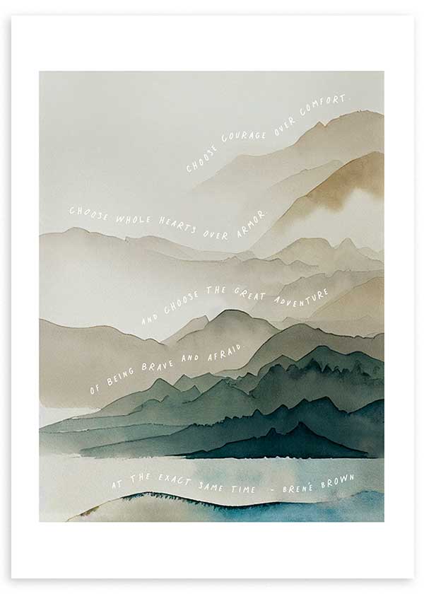 Tableau encadré avec paysage de montagnes en couches, brume légère, phrase inspirante blanche, tons beige, gris doux, vert pétrole et bleu sourd, style typographique contemporain. Disponible sur kudeko.com