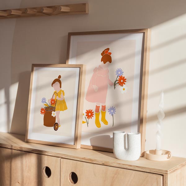 Conjunto de dos cuadros, ilustraciones para dormitorio infantil de dos niñas cogiendo flores.