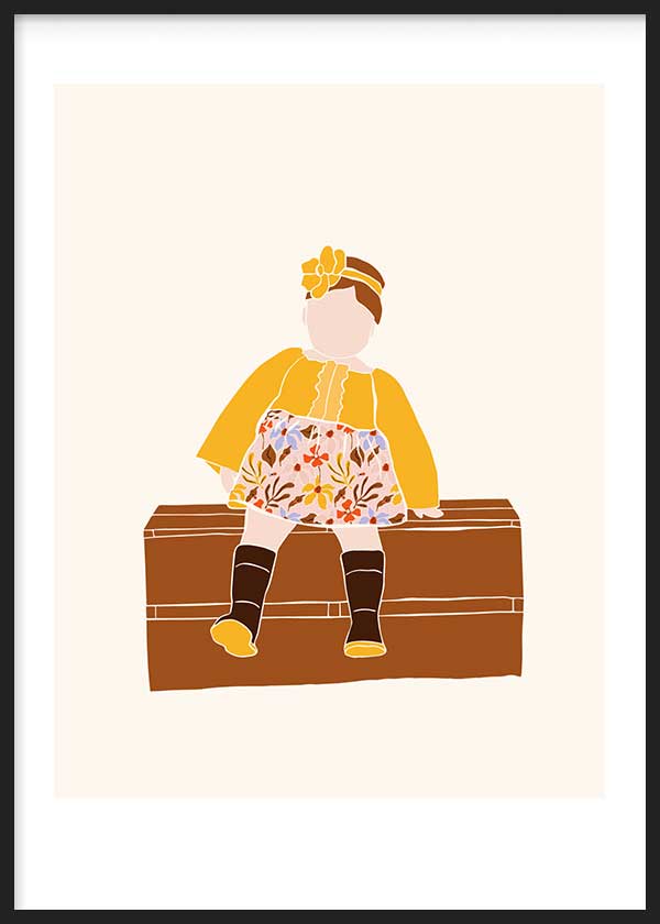 Wandbild mit Mädchen auf brauner Truhe, gelber Jacke, floralem Kleid, beigem Hintergrund und sanftem Illustrationsstil fürs Kinderzimmer. Erhältlich auf kudeko.com