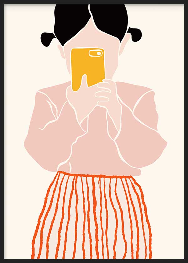 Gerahmtes Wandbild mit Mädchen mit Zöpfen, gelbem Handy vor dem Gesicht, rosa Bluse, orange gestreiftem Rock, hellem Hintergrund und kindlichem Illustrationsstil. Erhältlich auf kudeko.com