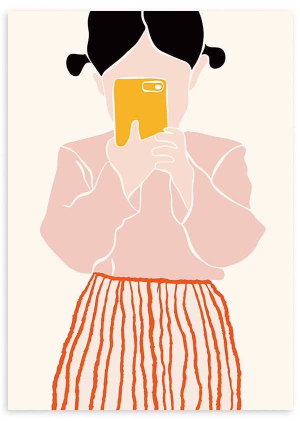 Gerahmtes Wandbild mit Mädchen mit Zöpfen, gelbem Handy vor dem Gesicht, rosa Bluse, orange gestreiftem Rock, hellem Hintergrund und kindlichem Illustrationsstil. Erhältlich auf kudeko.com