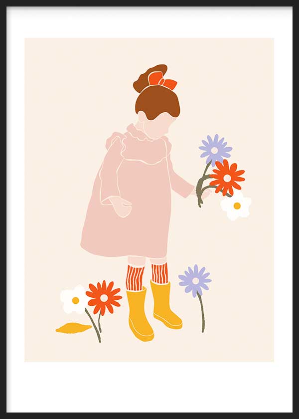 Wandbild mit Kinderillustration eines Mädchens im rosa Kleid, roter Schleife, gelben Stiefeln und Blumen in Lila, Orange und Weiß auf sanft beigem Hintergrund, zarter Stil. Erhältlich auf kudeko.com